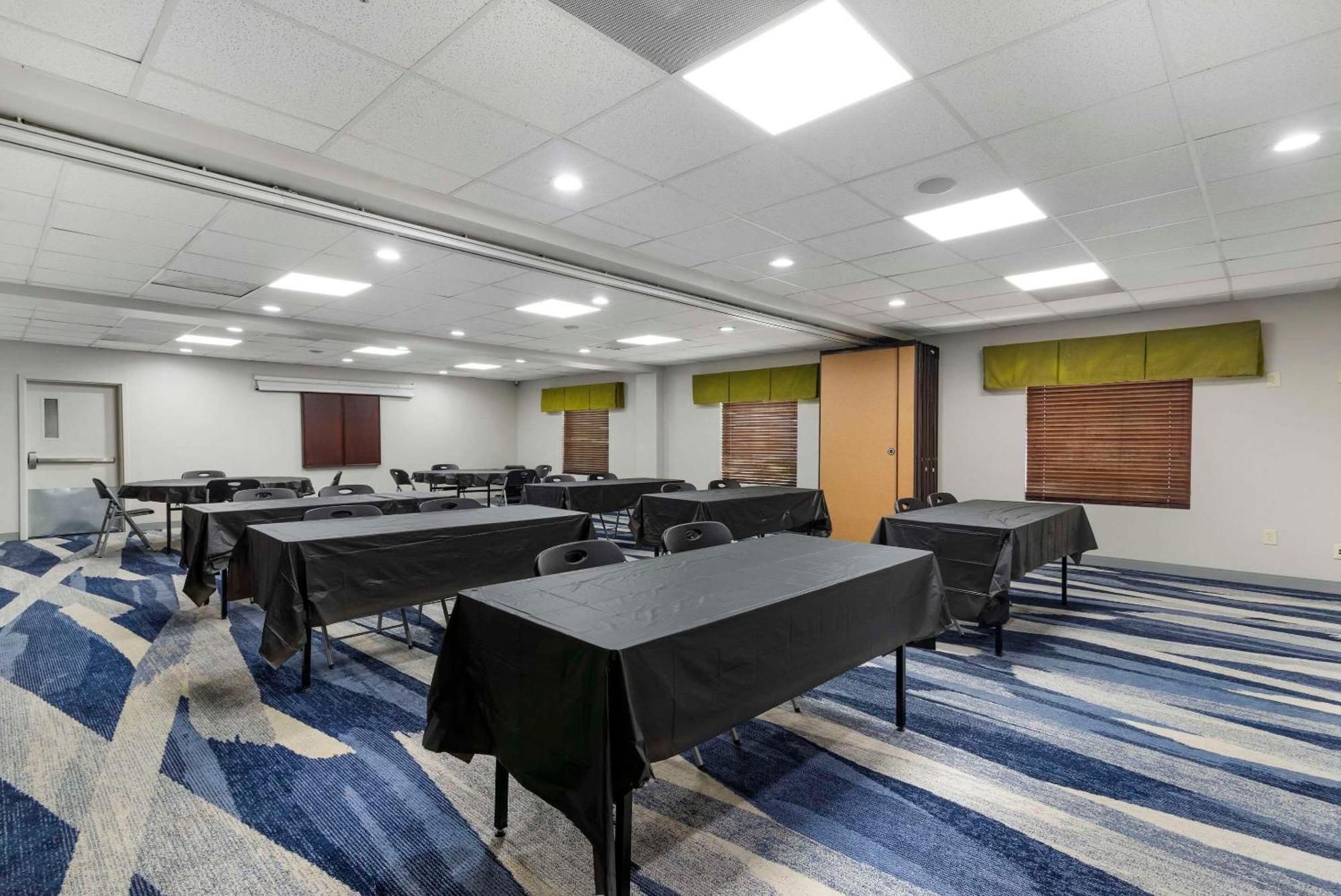 Comfort Suites Atlanta Airport Forest Park Exterior photo