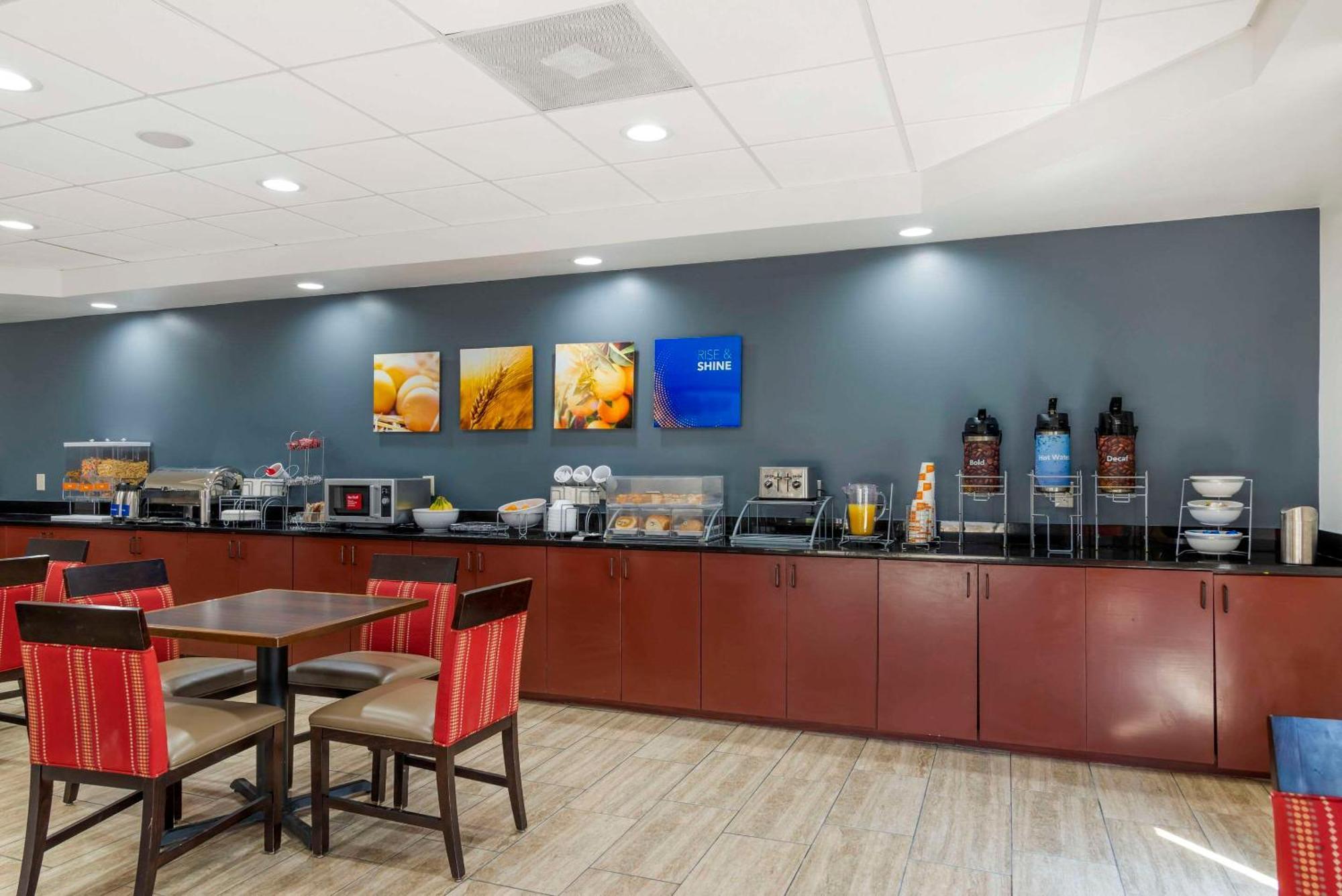 Comfort Suites Atlanta Airport Forest Park Exterior photo