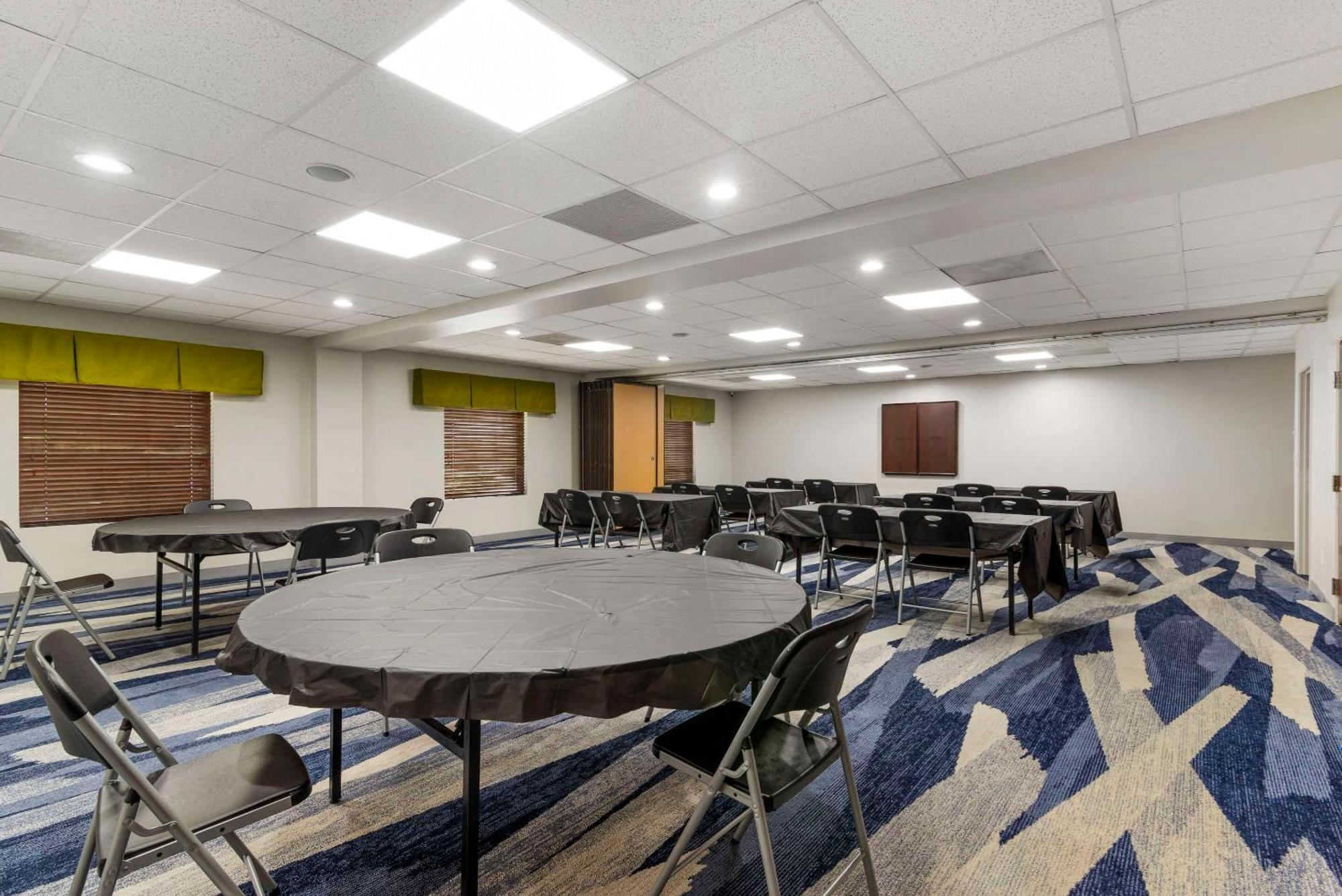 Comfort Suites Atlanta Airport Forest Park Exterior photo